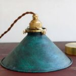 Vintage-Hängeleuchte aus Eisen im Industriestil — im Raum