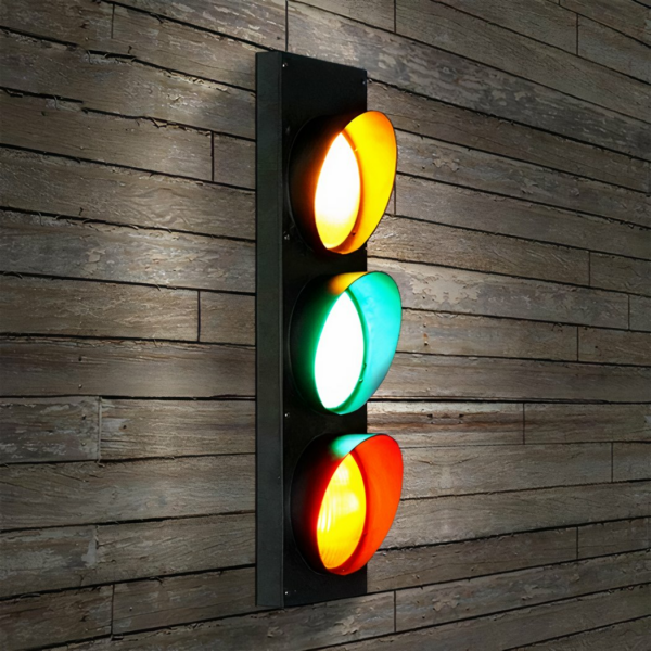 Vintage LED-Wandleuchte im Ampel-Stil auf braunem Holzhintergrund