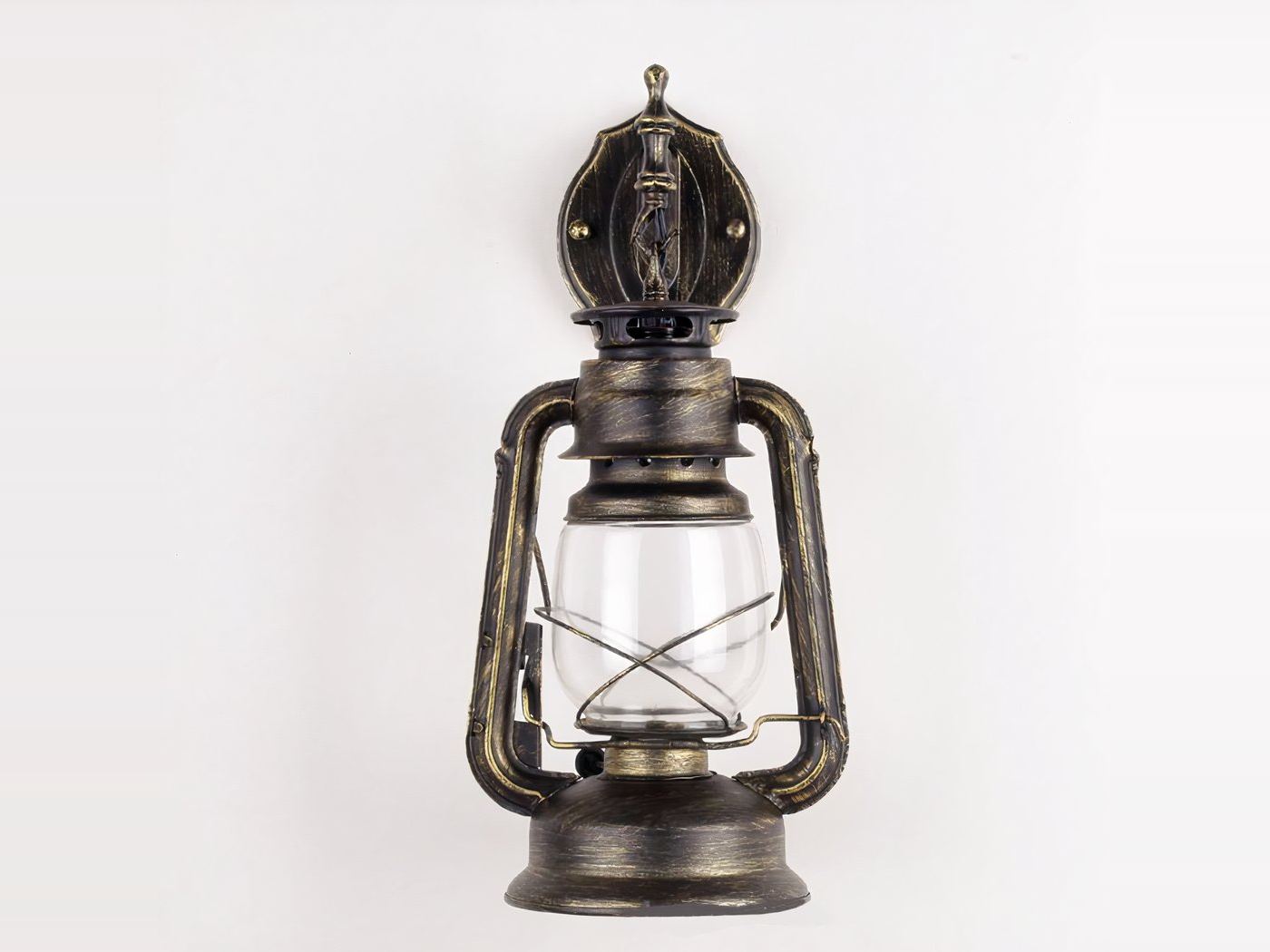 Vintage und industrielle Wandleuchte aus Glas und Metall auf grauem Hintergrund