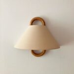 Vintage-Wandleuchte aus Holz und Lampenschirm aus beigem Stoff