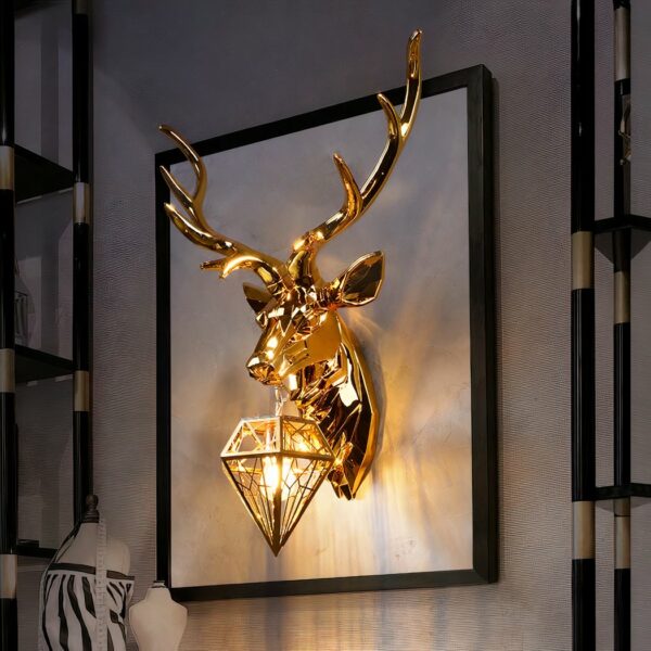 Wandleuchte am Kopfende des Bettes in Form eines goldfarbenen Hirsches, mit einer Laterne um den Hals, positioniert auf einem großen weißen Brett