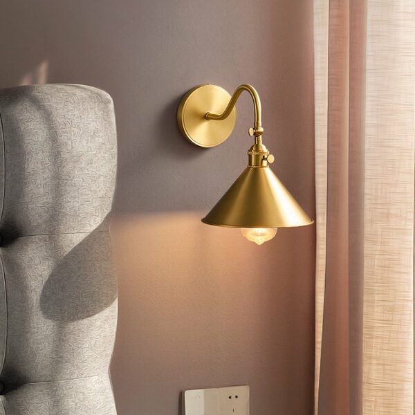 Wandleuchte aus Kupfer im Retrodesign, mit gelbem Licht, goldfarbene Wandleuchte, in einem Raum