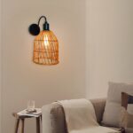 Wandleuchte aus Rattan mit Schalter, mit schwarzer Halterung, über einem Sofa