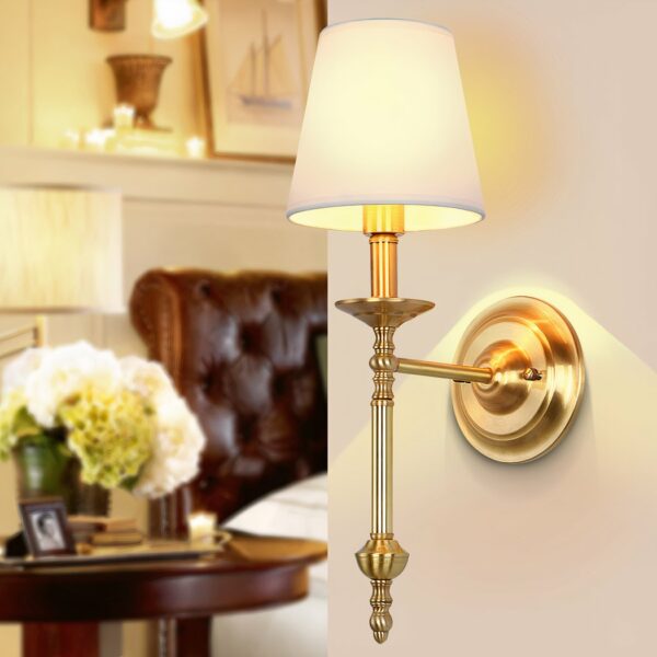 Wandleuchte aus Stoff im Retro-Stil, goldfarbene Halterung, mit eingeschaltetem Licht, neben einem Wohnzimmer