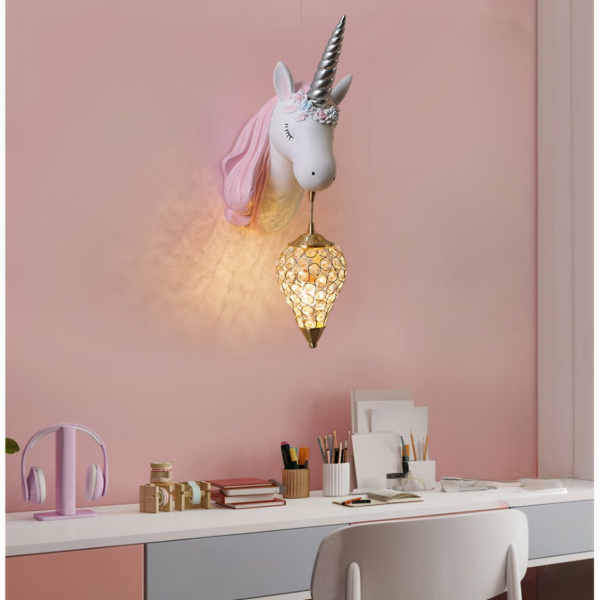 Kinder Wandleuchte in Form eines Einhorns aus Harz auf rosa Hintergrund mit einem Schreibtisch