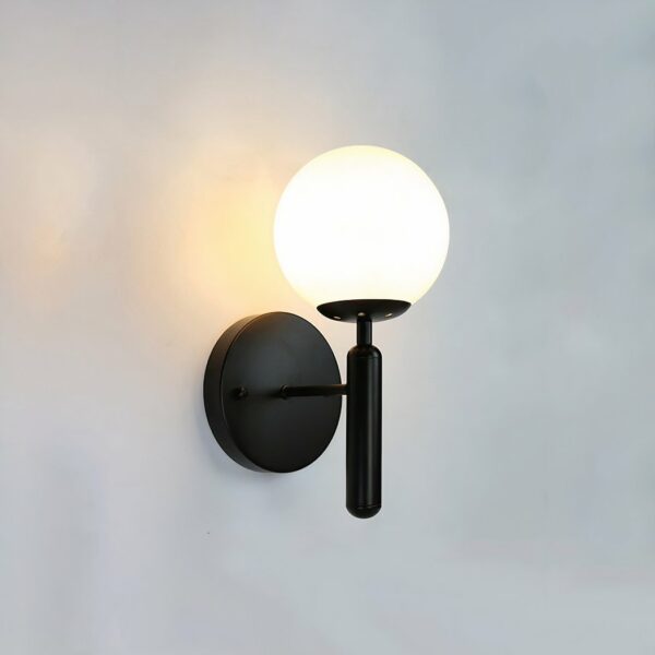 Auf einem weißen Hintergrund sehen Sie eine schwarze Wandleuchte im Industriestil, die eingeschaltet ist.