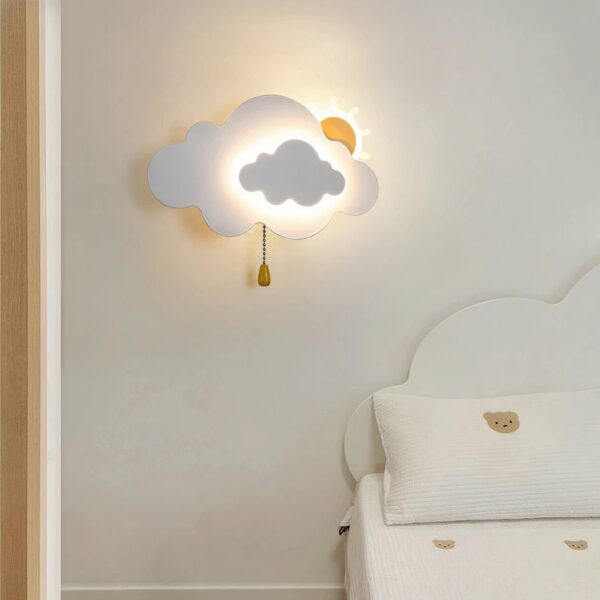 An der Wand eines Kinderzimmers sehen Sie eine Wandleuchte in Form einer Wolke mit eingeschalteter Sonne, die an der Wand hängt.
