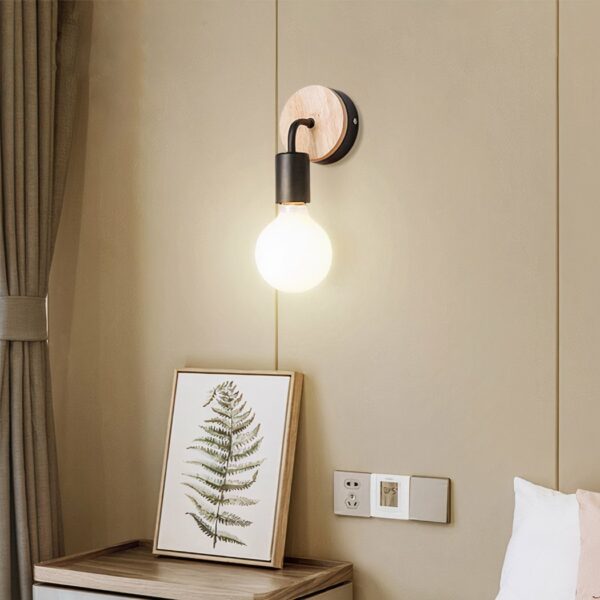 Wandleuchte mit Kabel, Retro-Vintage-Glühbirne, präsentiert im eingeschalteten Zustand