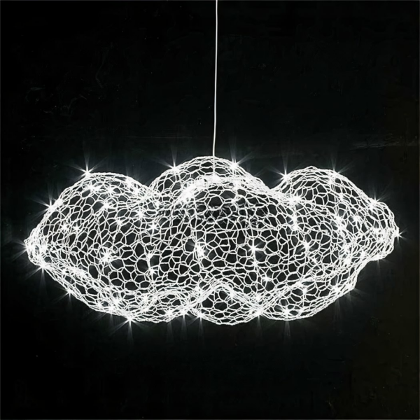 Wolken-Kronleuchter mit kreativem nordischen Design aus Eisen auf schwarzem Hintergrund