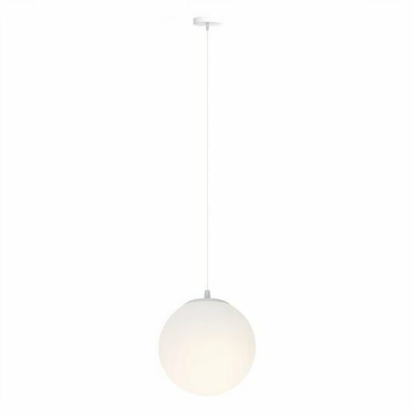 Kronleuchter boule blanche, suspendu. Sur un fond blanc.