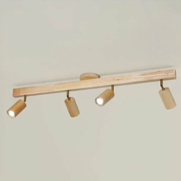 Kronleuchter de salle de bain en bois clair composé d'un grand rectangle fin en guise de socle sur lequel il y a 4 spots lumineux espacés et rotatifs. Sur un fond beige.