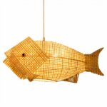 Kronleuchter en bambou tressé aéré en forme de poisson. Suspendu par un câble. Sur un fond blanc.