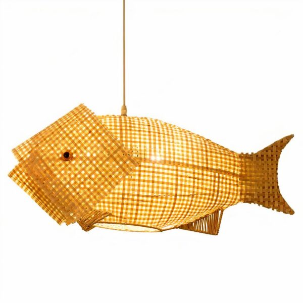 Kronleuchter en bambou tressé aéré en forme de poisson. Suspendu par un câble. Sur un fond blanc.