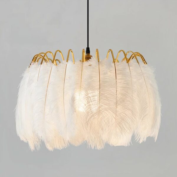 Kronleuchter plume en forme de couronne, Avec tiges en métal doré, suspendu. Sur un fond gris.
