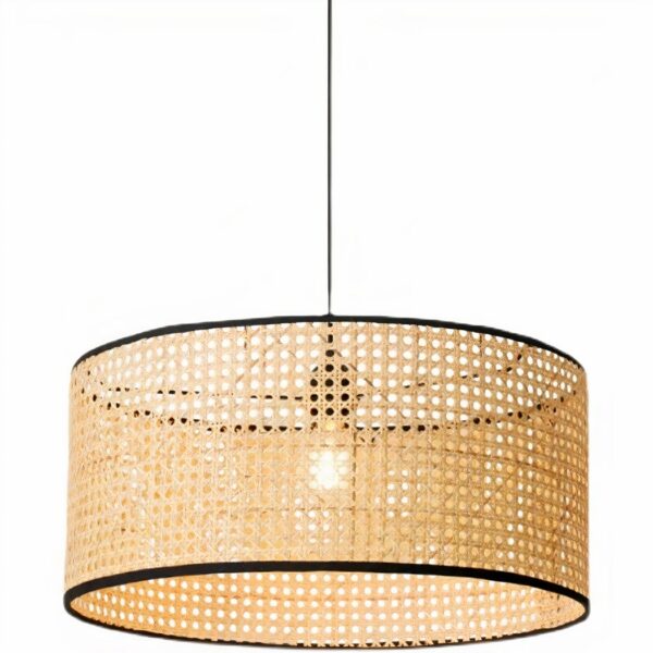 Kronleuchter suspendu, de forme cylindrique, en cannage avec finition noire. Sur un fond blanc.