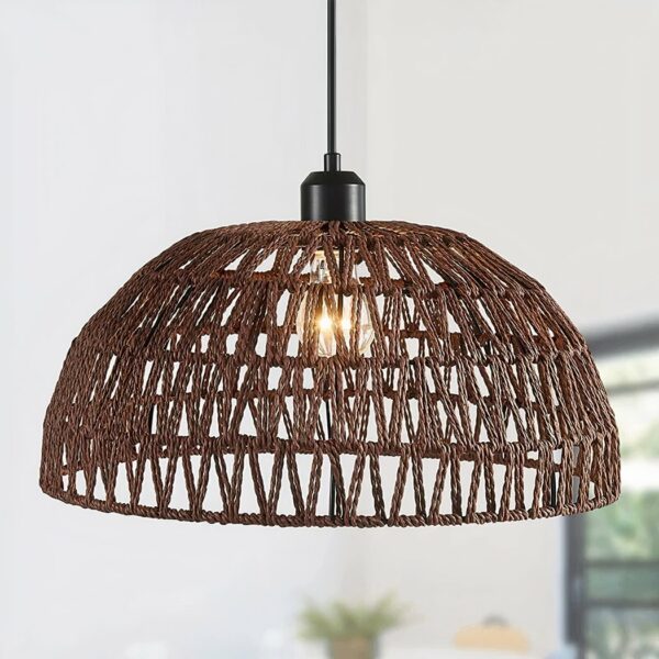 Kronleuchter suspendu tissé en corde de chanvre marron foncé. Sur un fond blanc.