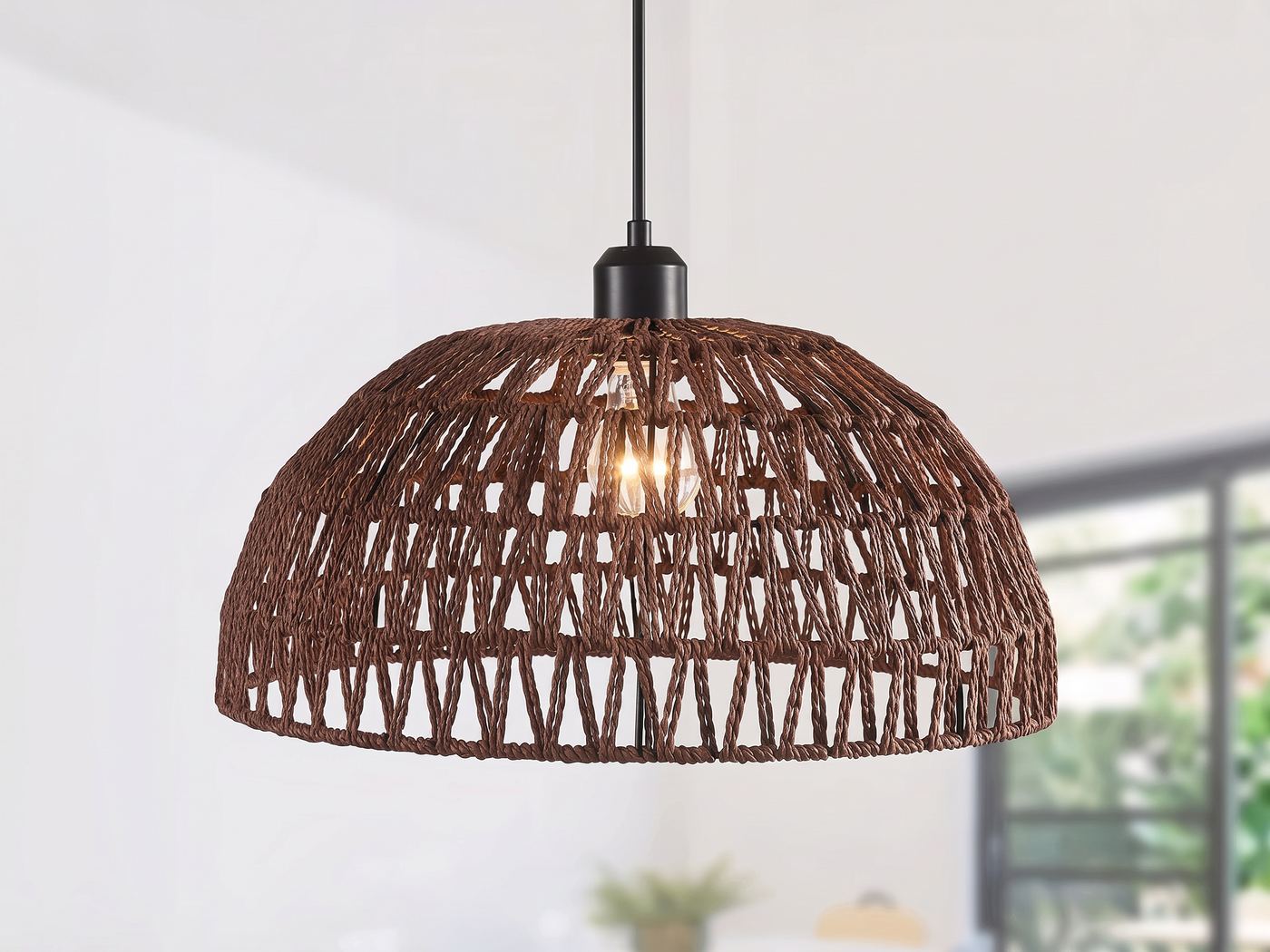 Kronleuchter suspendu tissé en corde de chanvre marron foncé. Sur un fond blanc.