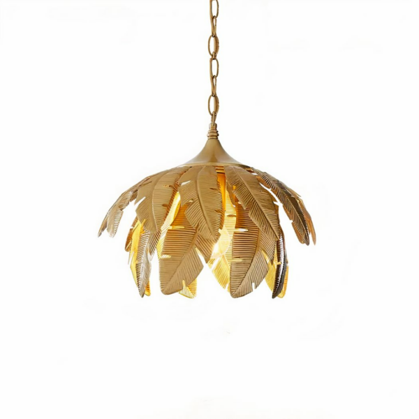 Suspension doré avec une chaine qui le suspend, et pleins de feuilles jungle créaient l'abat-jour. Sur un fond blanc.