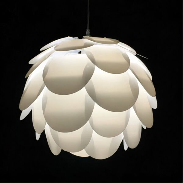 Kronleuchter suspendu blanc en forme de boule style origami. Avec une ampoule allumée. Sur un fond noir.