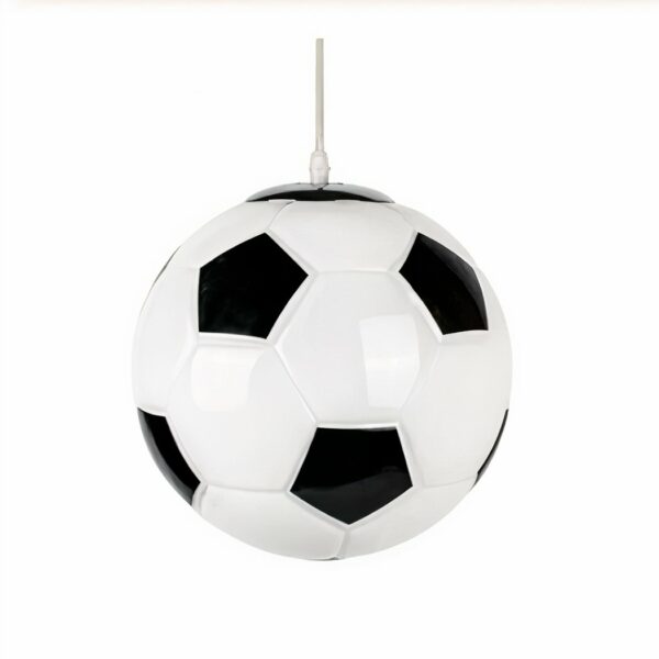 Kronleuchter suspendu en forme de ballon de football noir et blanc, sur un fond blanc.