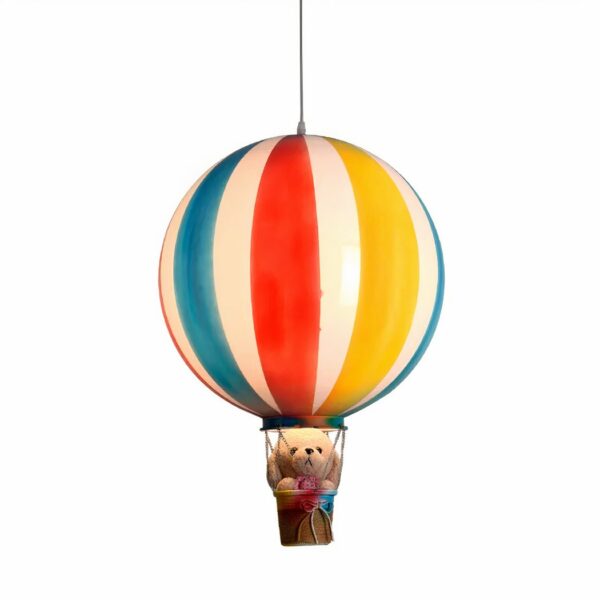 Kreativer Heißluftballon-Kronleuchter aus Acryl auf weißem Hintergrund