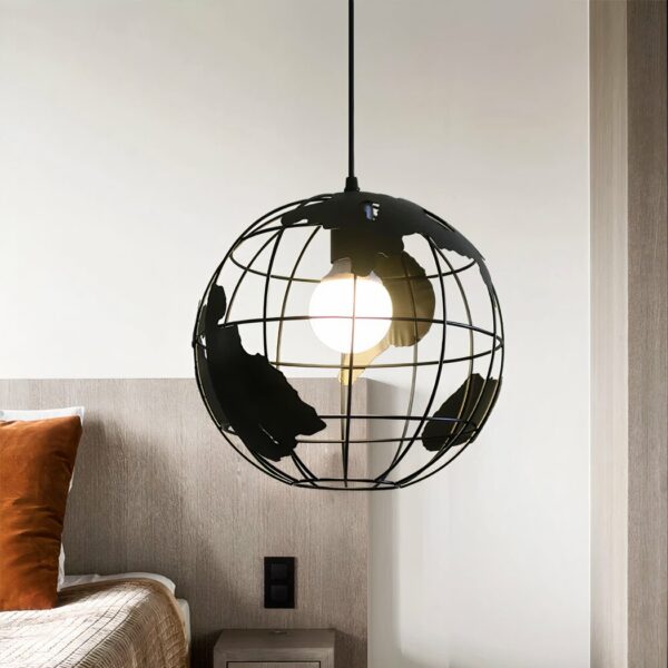 Kronleuchter globe terrestre au design vintage en fer sur fond gris
