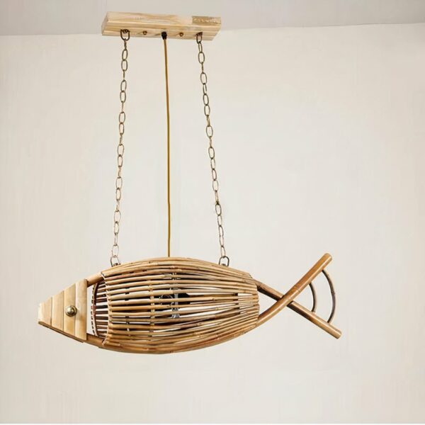 Kronleuchter en bois en forme de poisson, suspendu par deux chaines à chaque extrémité. Relier à un socle rectangulaire en bois. Derrière on voit un mur beige.