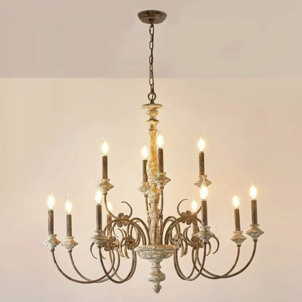 Kronleuchter en laiton et bois style chandelier avec des bougies, les ampoules sont comme les flemmes des bougies. Elles sont allumées. Suspendu par une chaine. le fond est beige.