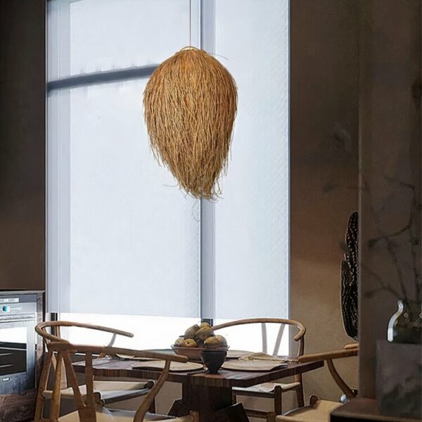 Kronleuchter en rotin, en forme de boule recouvert de fils qui tombent. Au-dessus d'une table carrée en bois avec 4 chaises en bois. Derrière, on voit une grande fenêtre du sol au plafond.