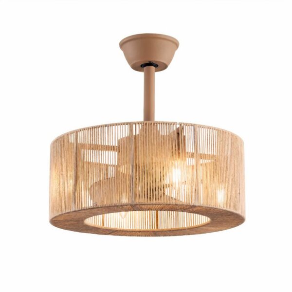 Kronleuchter ventilateur de plafond, beige, en corde tressé. Avec ampoules allumées. Sur fond blanc.