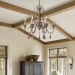 LED-Kronleuchter aus Messing und Holz im grauen Landhausstil — Detailaufnahme