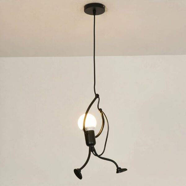 Kronleuchter LED suspendu au design vintage avec un personnage grimpant à la corde sur fond gris