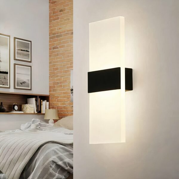 Applique murale décorative LED moderne en acrylique sur fond gris avec un lit à gauche