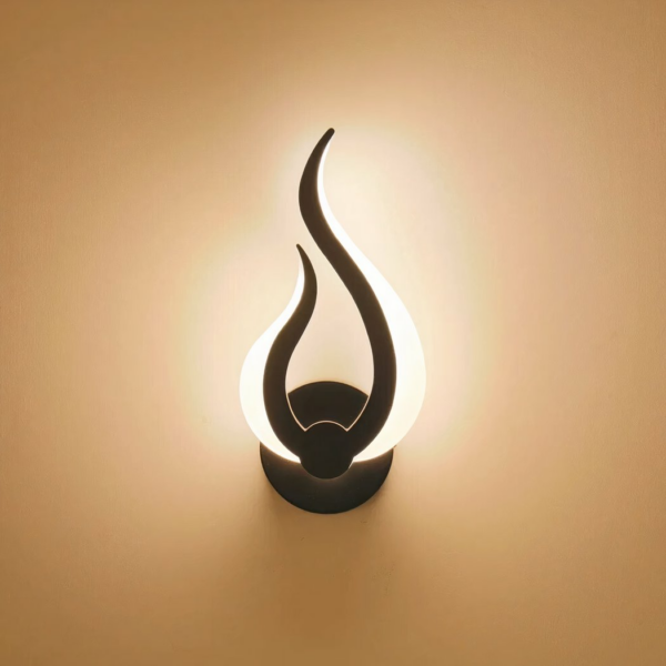 Applique murale LED de style moderne en forme de flamme sur fond beige