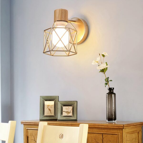 Applique murale LED moderne avec cage géométrique en fer sur fond gris avec des objets sur un meuble