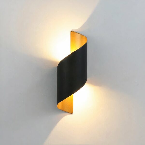 Applique murale LED moderne et étanche en forme de spirale allumée sur fond gris