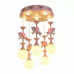 Kronleuchter carrousel, avec des licornes, rose et blanc. Avec 5 ampoules allumées suspendues sous les licornes. Sur un fond blanc.