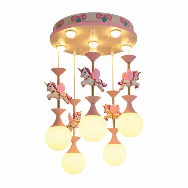Kronleuchter carrousel, avec des licornes, rose et blanc. Avec 5 ampoules allumées suspendues sous les licornes. Sur un fond blanc.