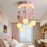 Rosa LED-Kronleuchter mit Einhorn-Karussell für Kinderzimmer — im Raum