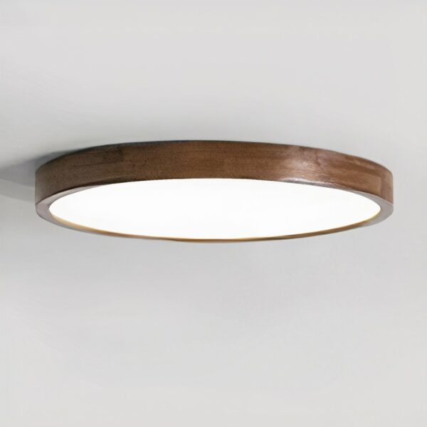 Kronleuchter LED rond en bois et acrylique, collé au plafond. Sur fond gris.