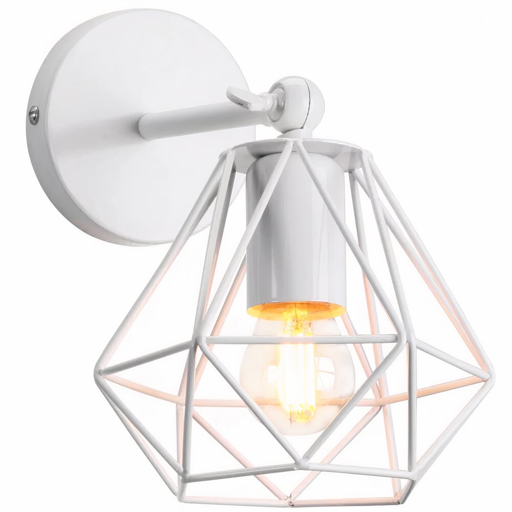 Applique murale blanche en fer, composé d'un socle rond, duquel par un bras horizontale. Suspendu à celui-ci un abat-jour en forme de gage style origami. Avec une ampoule allumée. Sur fond blanc.