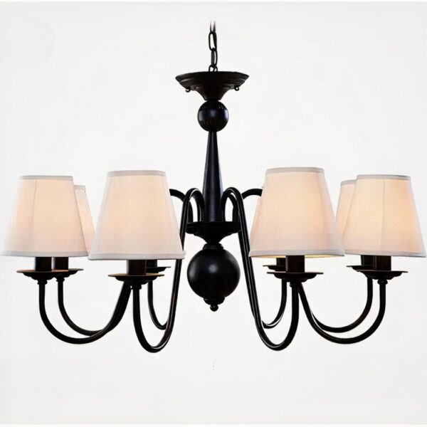 Kronleuchter noir vintage en forme de chandelier avec 8 abat-jours en tissus blanc. Sur un fond blanc.