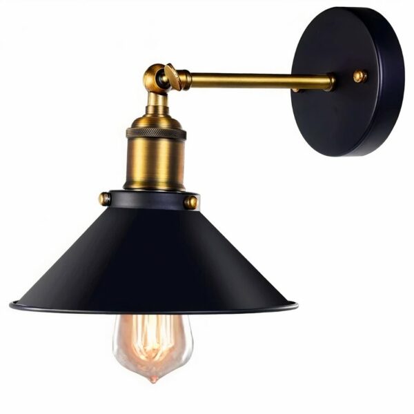 Kronleuchter en métal noir et doré, style rétro. Il se compose d'un socle rond fixé au mur, duquel sort un bras horizontal, fin et doré, au bout se trouve une suspension doré et un abat-jour noir. On voit une ampoule à l'ancienne qui dépasse de l'abat-jour. Sur un fond blanc.