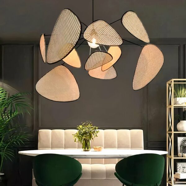 Hängeleuchte aus Rattan und Weide in einem Esszimmer über dem Esstisch.