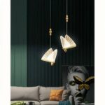 Goldene, transparente Hängeleuchte in Schmetterlingsform — Verarbeitungsdetail
