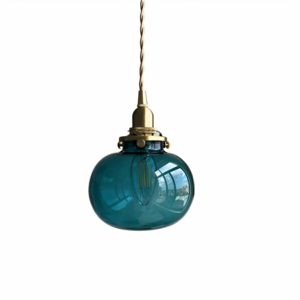 Hängeleuchte mit vergoldetem Kabel und vergoldeter Lampenfassung mit einer Glaskugel in der Farbe Entenblau.