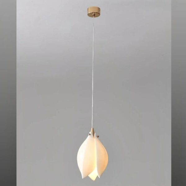 Hängeleuchte mit weißen Keramikblumen in Magnolienform, die an der Decke hängt und eingeschaltet ist, auf grauem Hintergrund.
