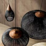 Handgewebte schwarze Rattan-Pendelleuchten mit Holzabschluss in unterschiedlichen Formen