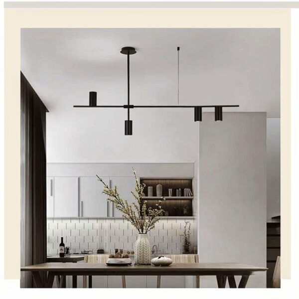 sie sehen ein Wohnzimmer in weißen und grauen Farbtönen mit einem weißen Sofa und einer schwarzen Hängeleuchte über einem hölzernen Couchtisch im minimalistischen Stil