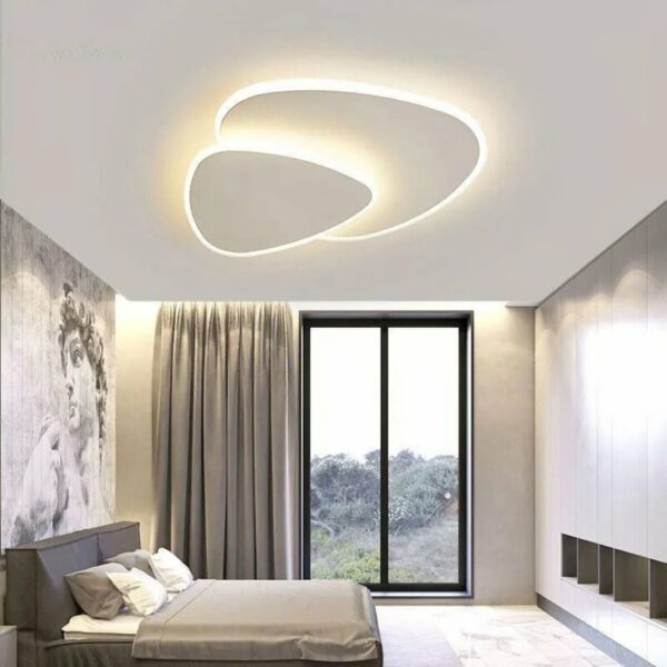 Moderner Deckenlampen-Kronleuchter für das Wohnzimmer in weißem Dreiecksdesign, der an der Decke eines Schlafzimmers befestigt und eingeschaltet wird.
